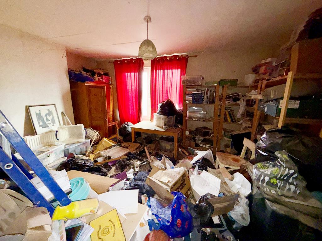 Lot: 101 - MID-TERRACE HOUSE FOR REFURBISHMENT - Bedroom one